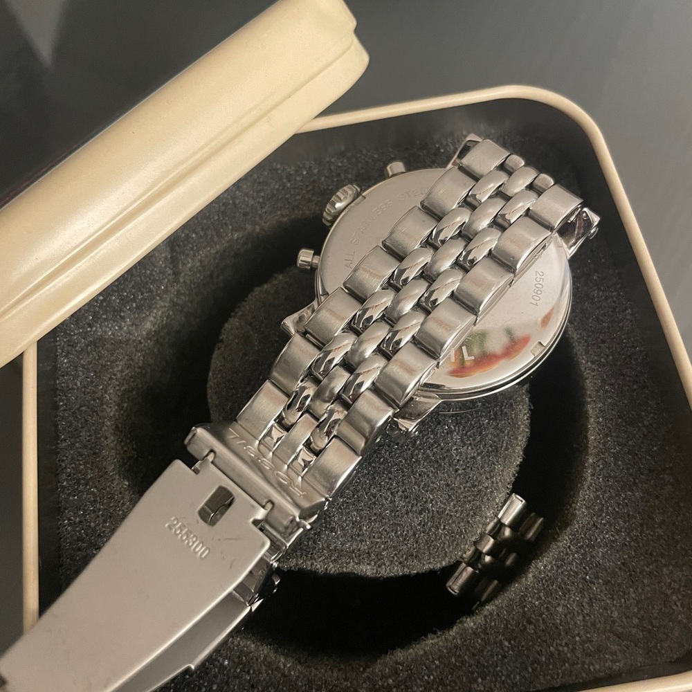 Round silver fossil watch in very good conditions. - Picture 2 of 2